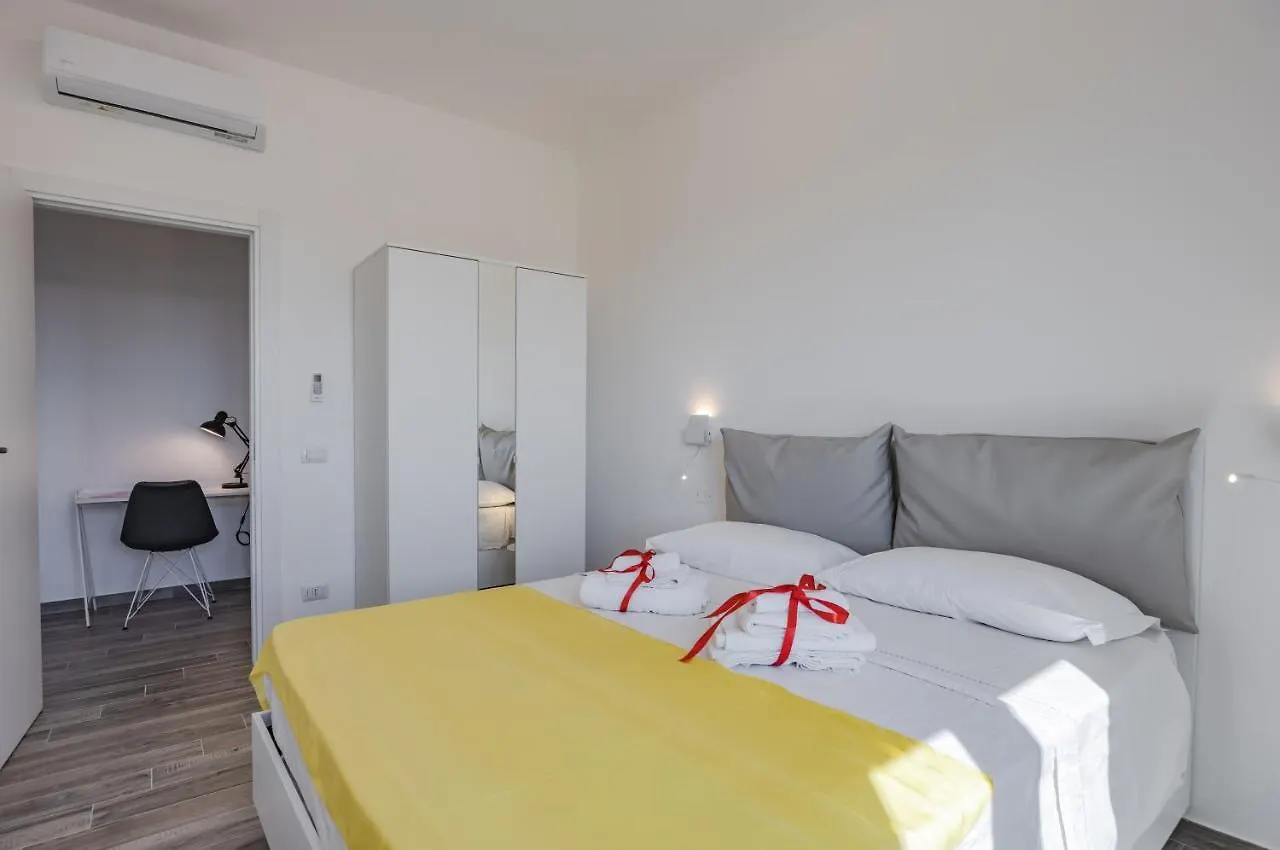 Licia & Tonino Apartments Near The Station 莱切