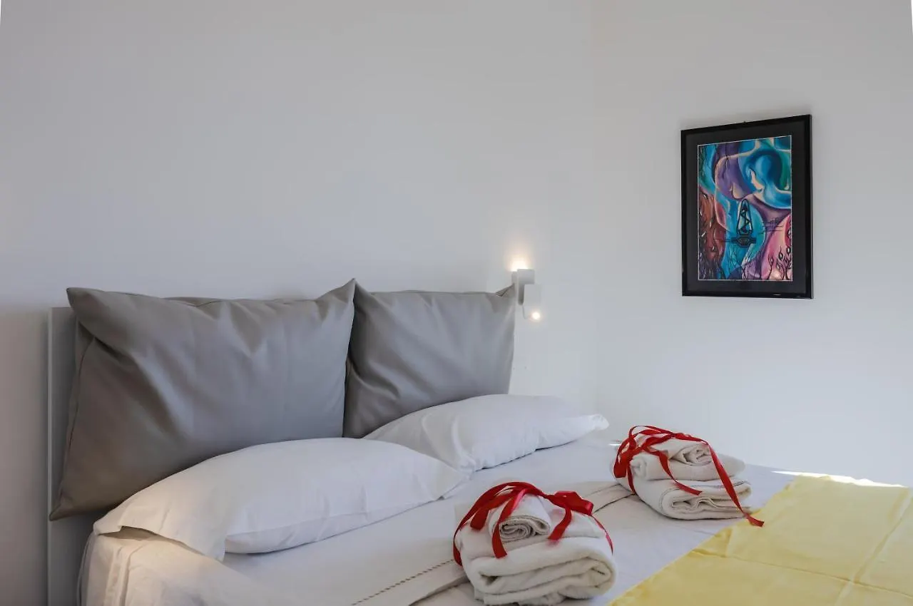 Licia & Tonino Apartments Near The Station 莱切